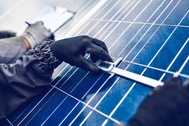 Gutachter prüft Solaranlage